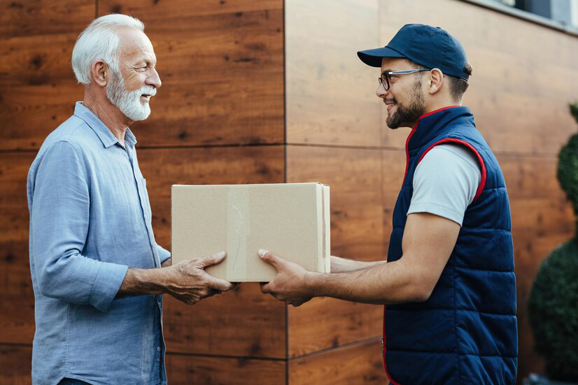  A young mover helping move boxes for an elderly. 